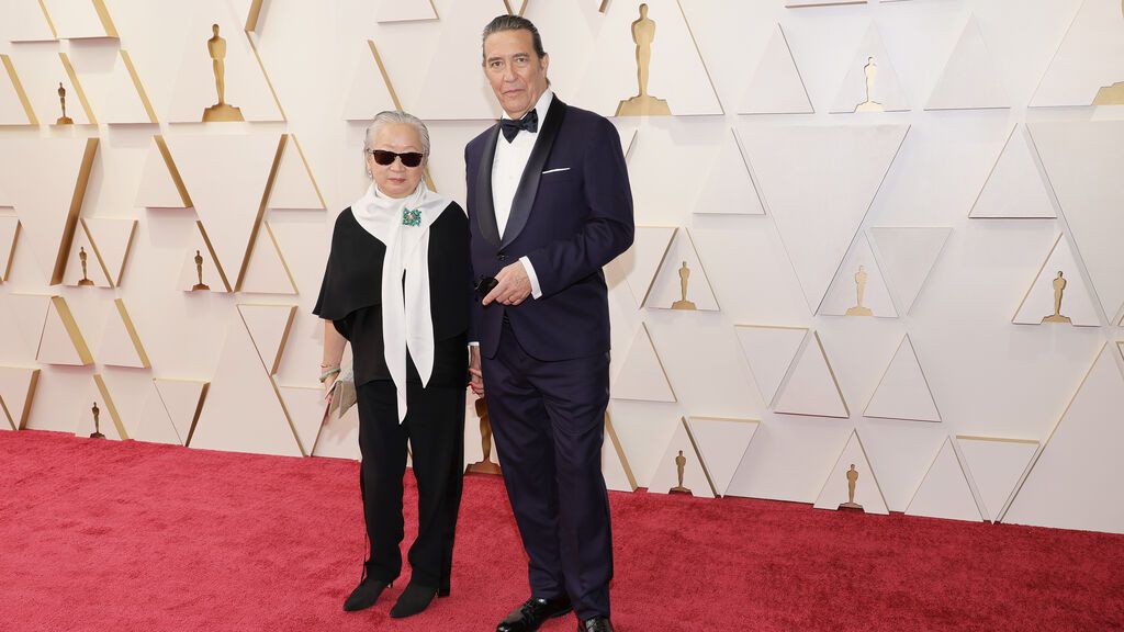 Hélène Patarot y Ciarán Hinds posan en la alfombra roja de los Premios Oscar 2022