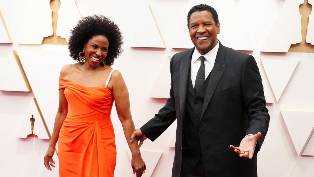 Pauletta Washington y Denzel Washington posan en la alfombra roja de los Premios Oscar 2022