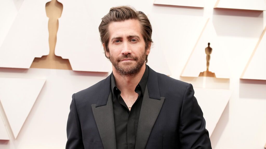 Jake Gyllenhaal posa en la alfombra roja de los Premios Oscar 2022