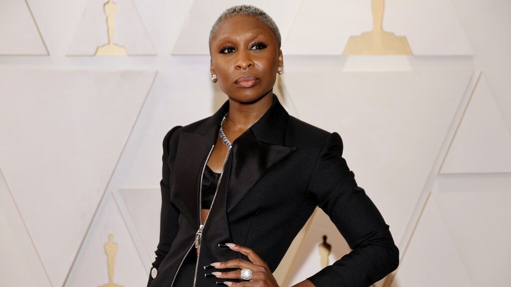 Cynthia Erivo posa en la alfombra roja de los Premios Oscar 2022
