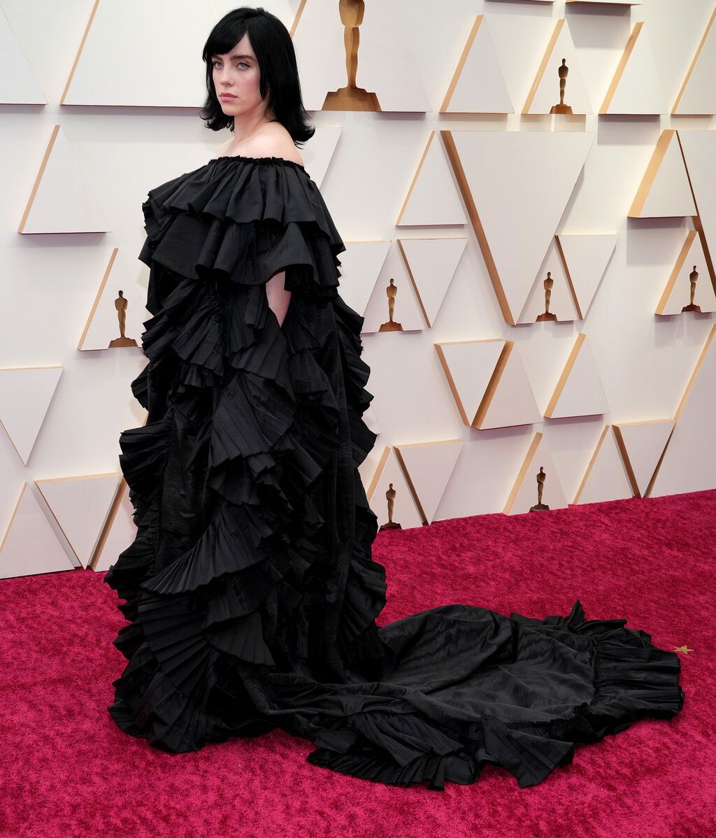 Billie Eilish posa en la alfombra roja de los Premios Oscar 2022