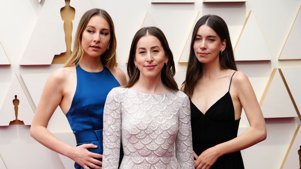 Este Haim, Alana Haim y Danielle Haim posan en la alfombra roja de los Premios Oscar 2022