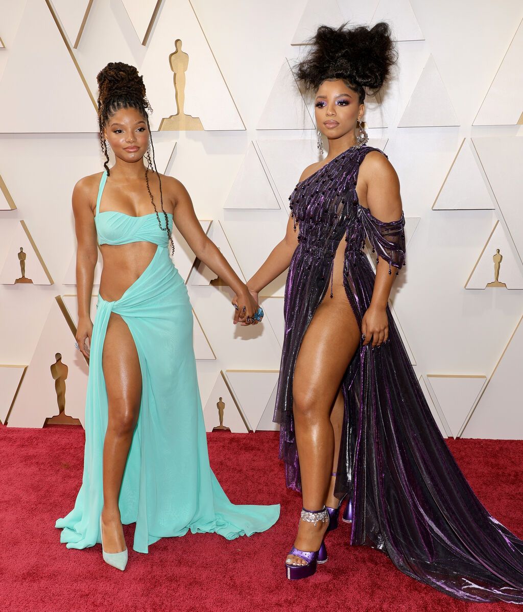 Halle Bailey y Chloe Bailey posan en la alfombra roja de los Premios Oscar 2022