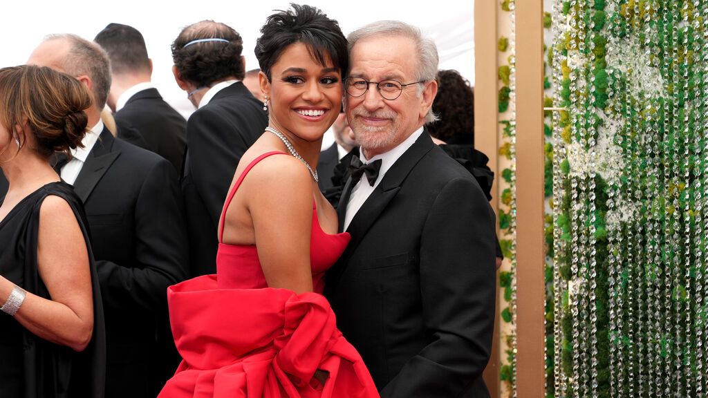 Ariana DeBose y Steven Spielberg posan en la alfombra roja de los Premios Oscar 2022