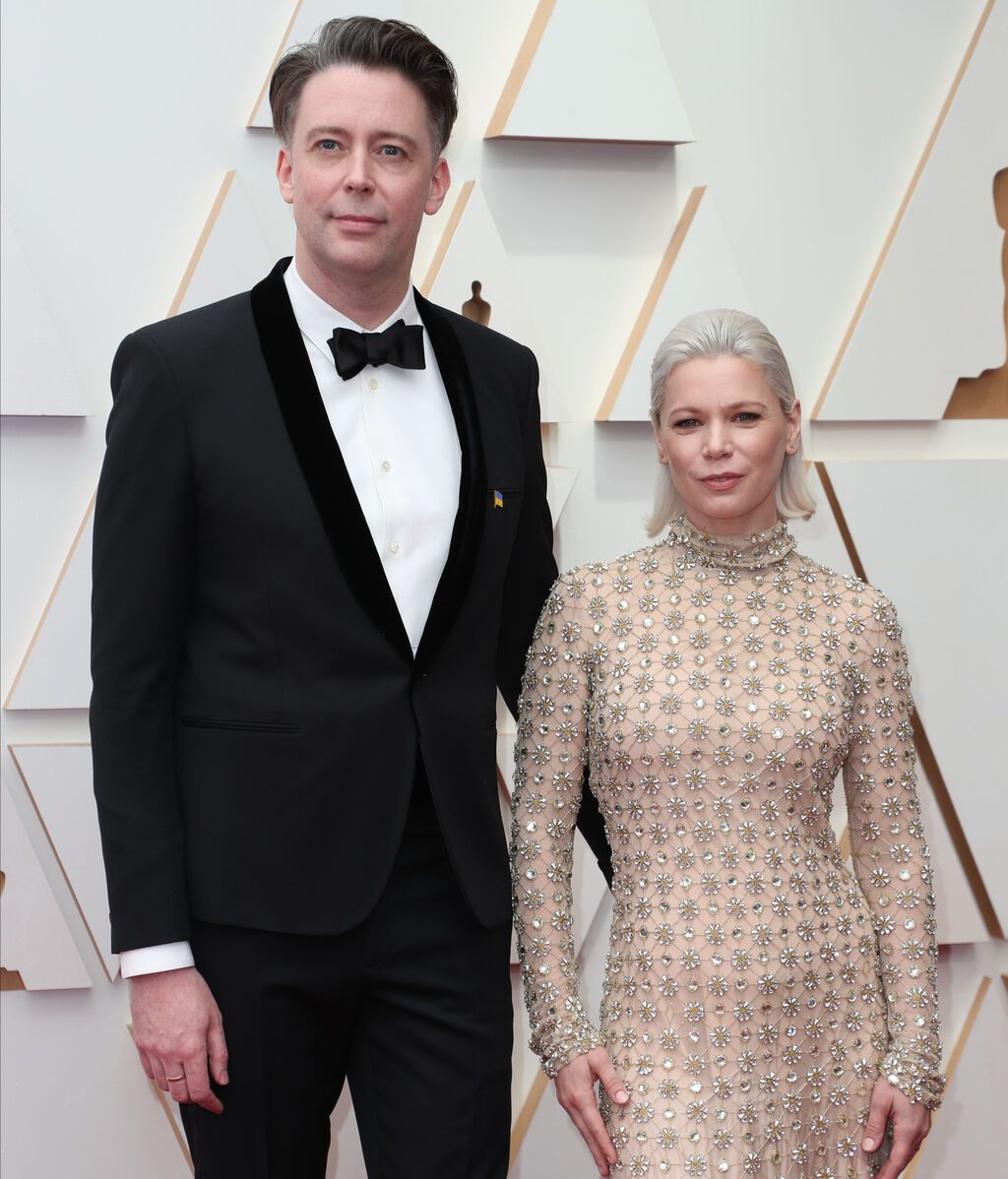 Theo Green y Anina Pinter posan en la alfombra roja de los Premios Oscar 2022