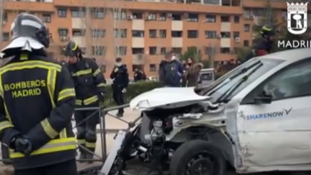 Aparatoso accidente en Madrid al perder el conductor el control de su vehículo