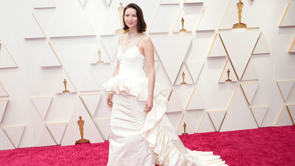 Caitriona Balfe posa en la alfombra roja de los Premios Oscar 2022