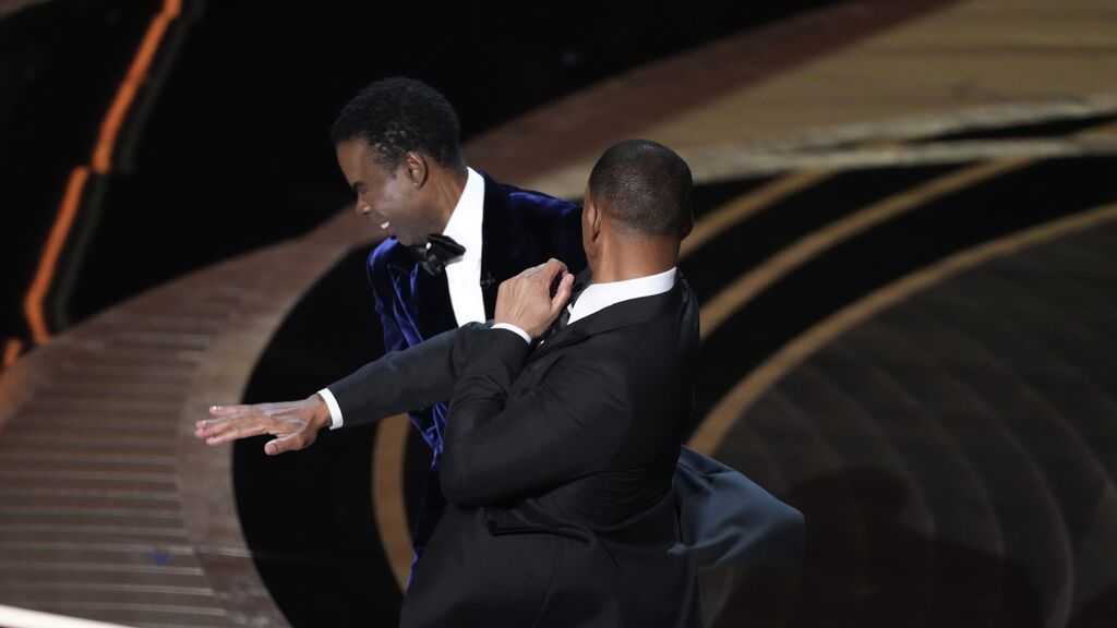 Will Smith da una bofetada al cómico Chris Rock en mitad de los Oscar 2022.