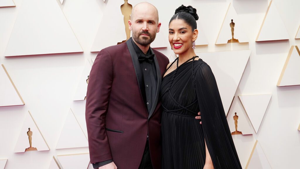 Brad Hoss y Stephanie Beatriz posan en la alfombra roja de los Premios Oscar 2022