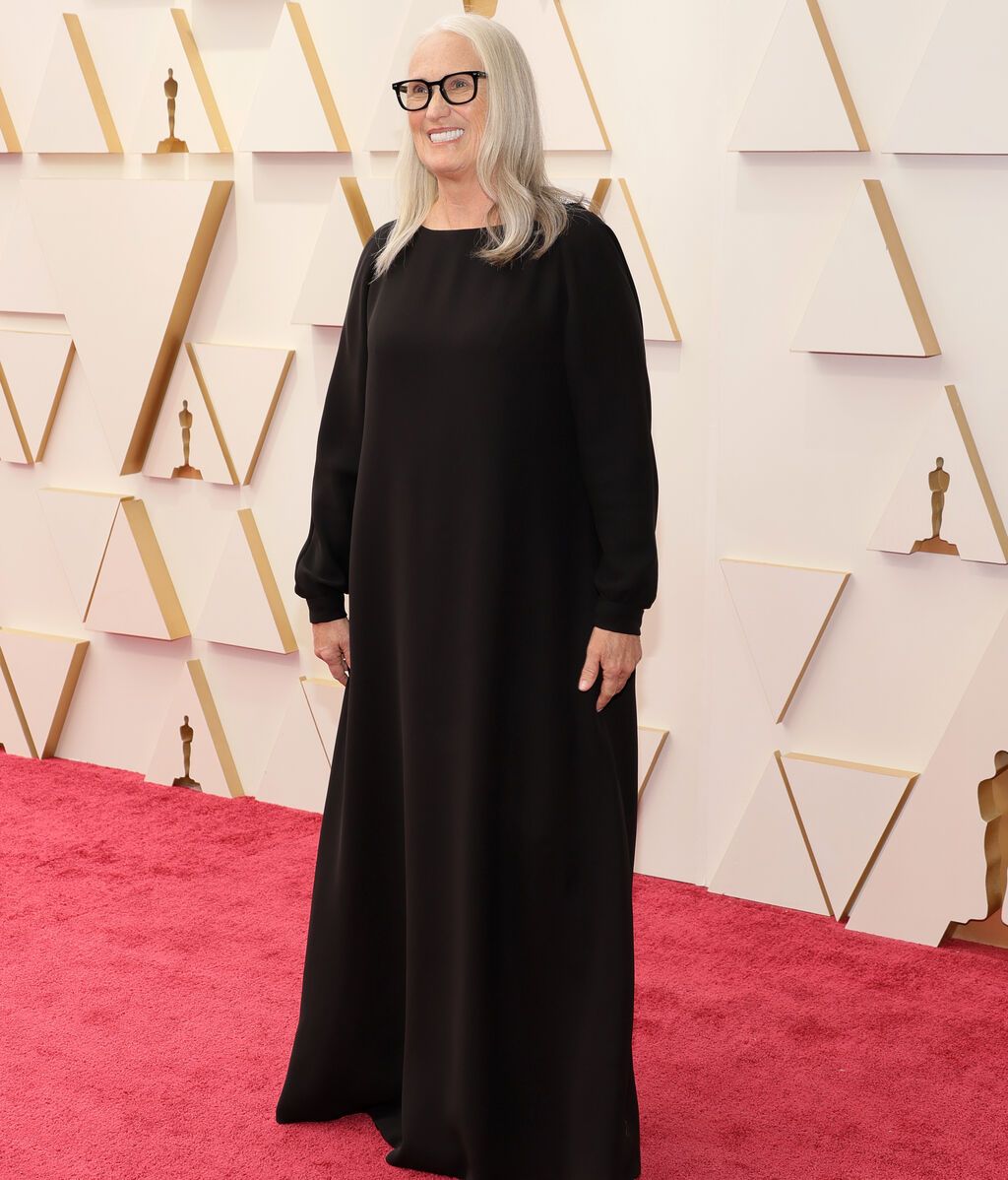 Jane Campion posa en la alfombra roja de los Premios Oscar 2022