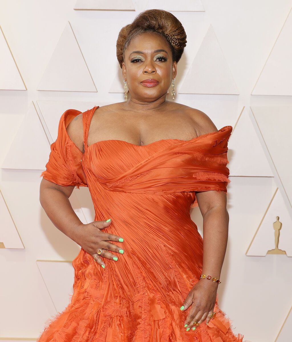 Aunjanue Ellis posa en la alfombra roja de los Premios Oscar 2022