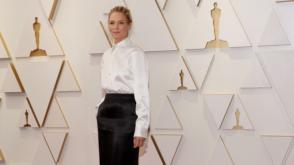Uma Thurman posa en la alfombra roja de los Premios Oscar 2022