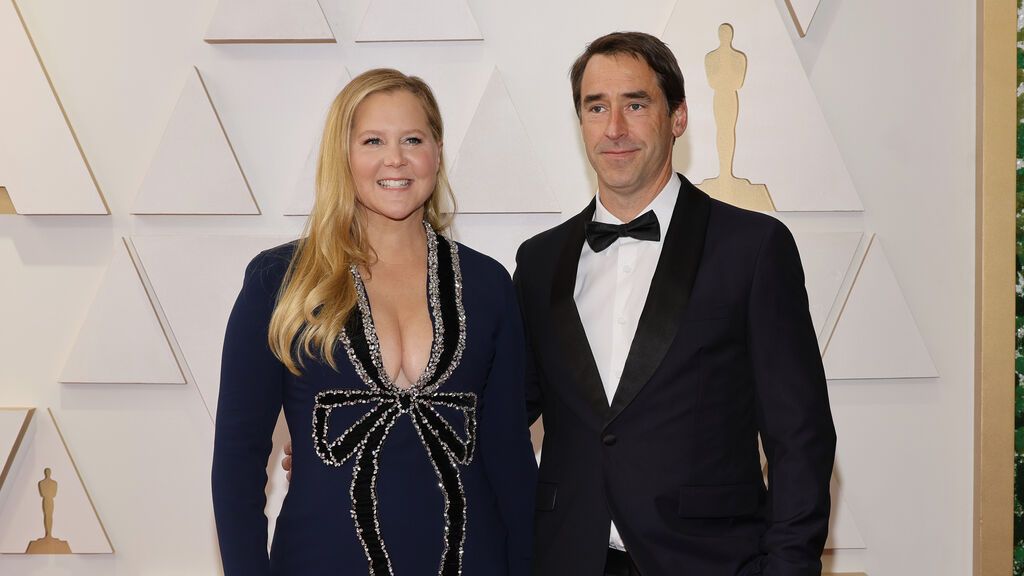 Amy Schumer y Chris Fischer posan en la alfombra roja de los Premios Oscar 2022