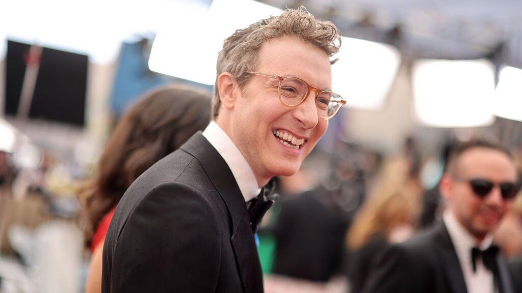 Nicholas Britel posa en la alfombra roja de los Premios Oscar 2022