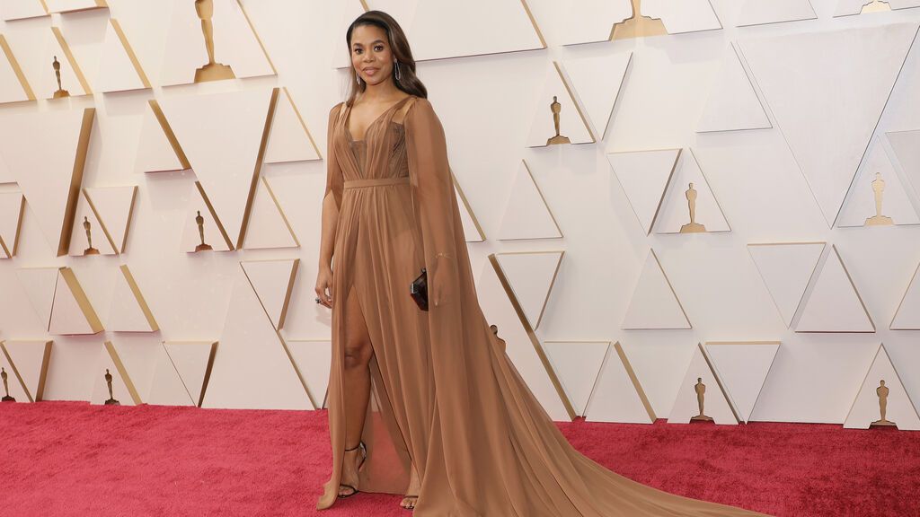 Regina Hall posa en la alfombra roja de los Premios Oscar 2022