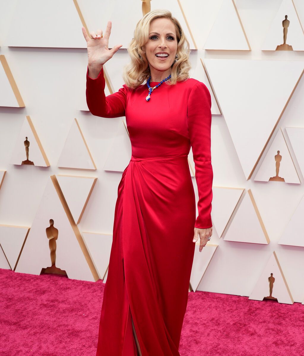 Marlee Matlin posa en la alfombra roja de los Premios Oscar 2022