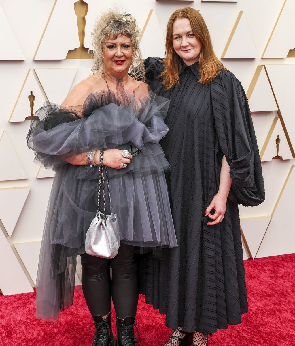 Julia Vernon y  Nadia Stacey posan en la alfombra roja de los Premios Oscar 2022