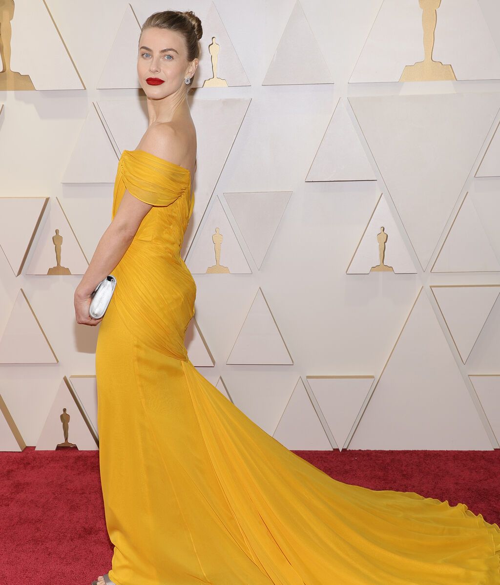 Julianne Hough posa en la alfombra roja de los Premios Oscar 2022