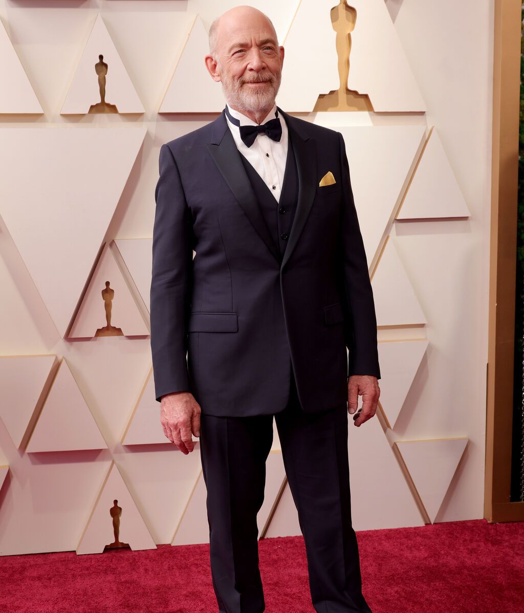 J.K. Simmons posa en la alfombra roja de los Premios Oscar 2022