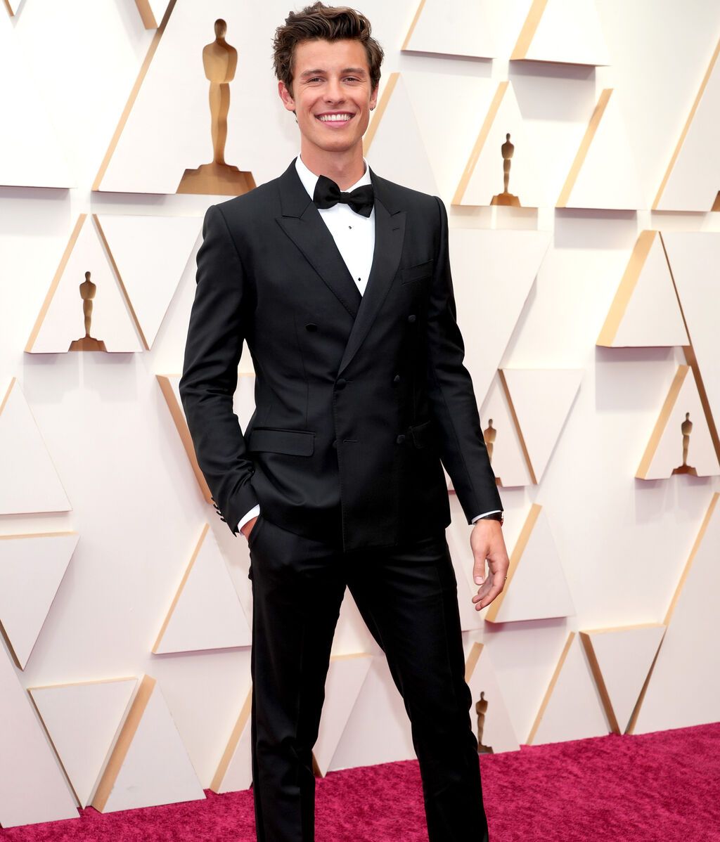 Shawn Mendes posa en la alfombra roja de los Premios Oscar 2022