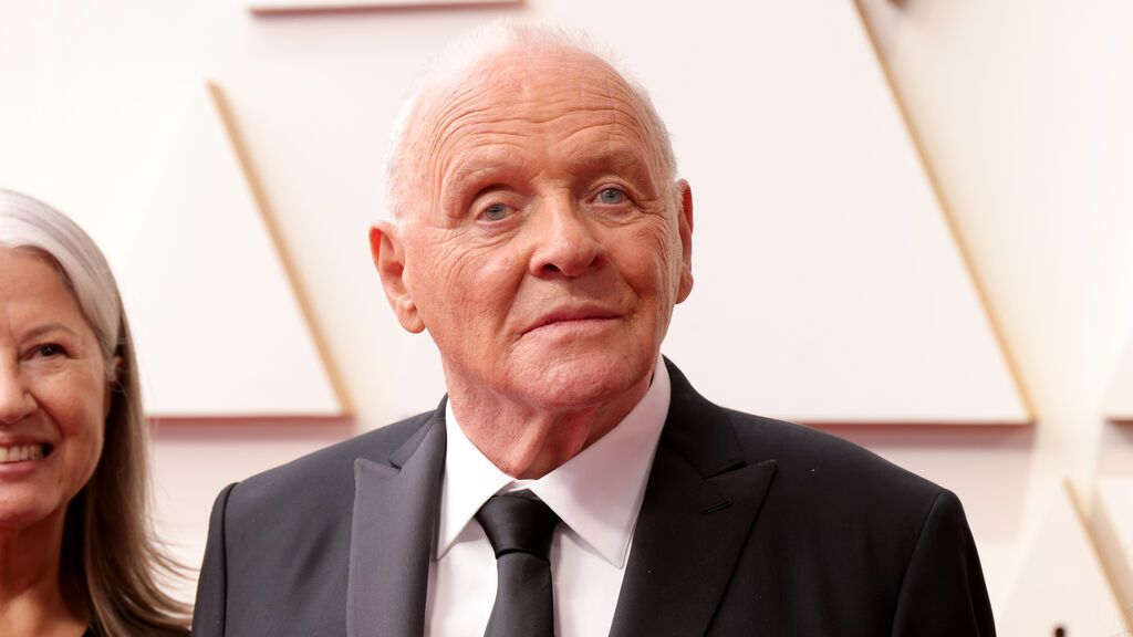 Anthony Hopkins posa en la alfombra roja de los Premios Oscar 2022