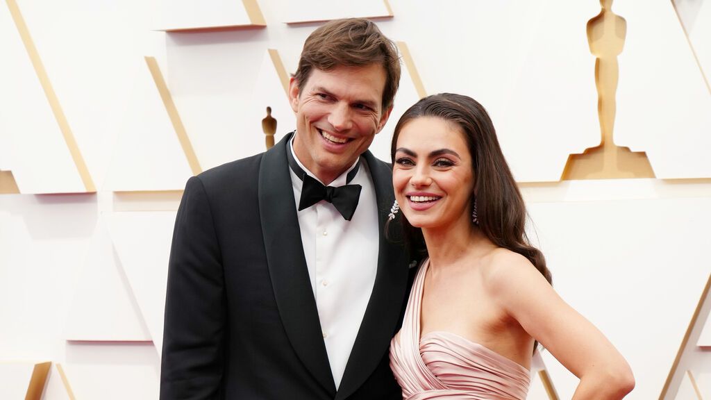 Ashton Kutcher y Mila Kunis posan en la alfombra roja de los Premios Oscar 2022