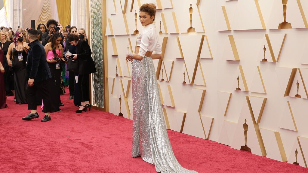 Zendaya posa en la alfombra roja de los Premios Oscar 2022