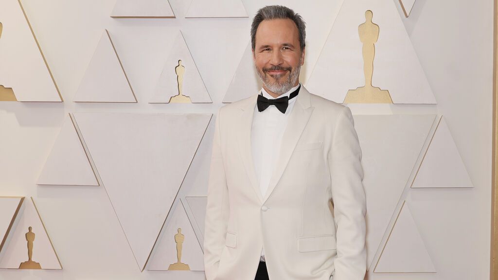 Denis Villeneuve posa en la alfombra roja de los Premios Oscar 2022