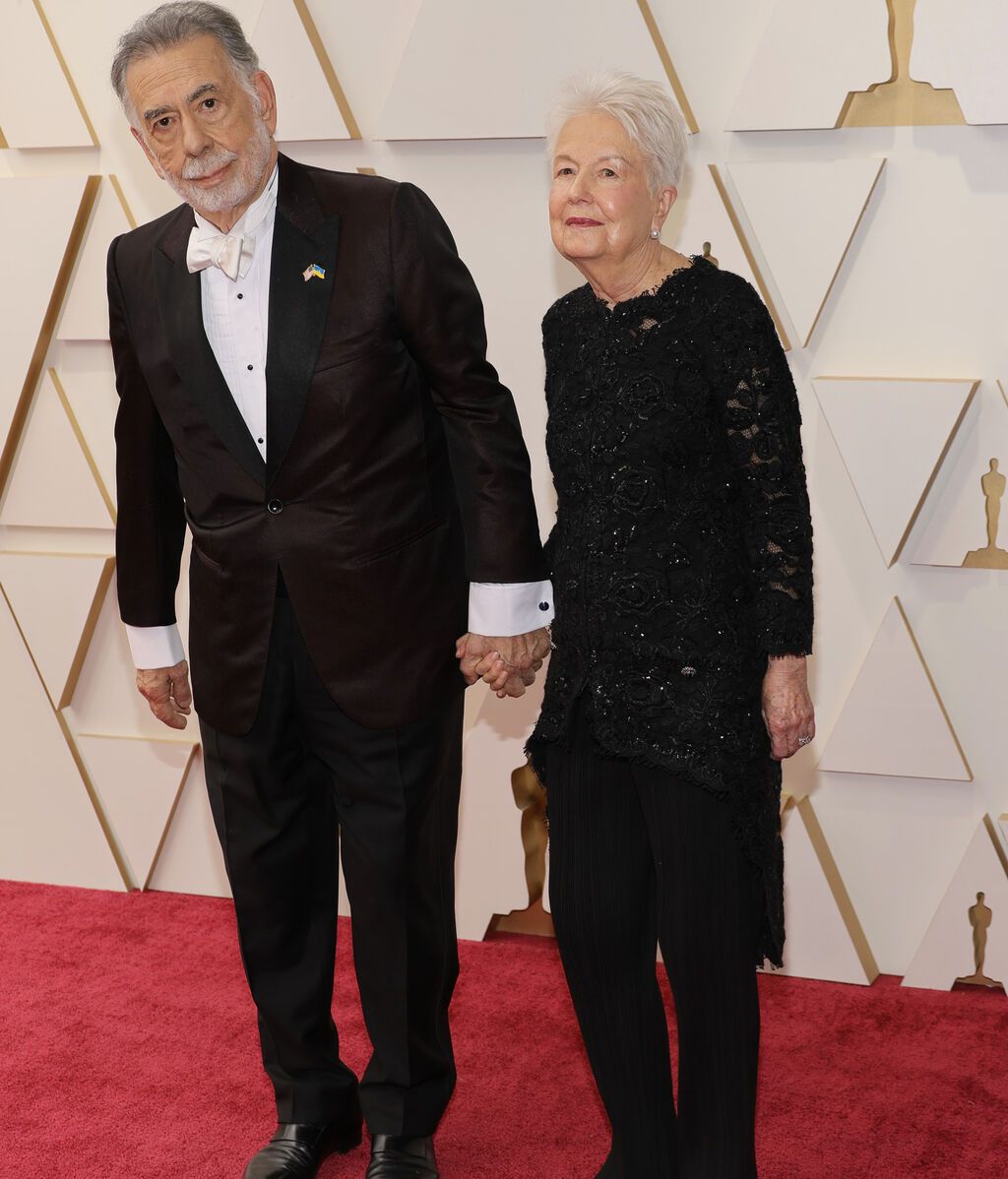 Francis Ford Coppola y Eleanor Coppola posan en la alfombra roja de los Premios Oscar 2022