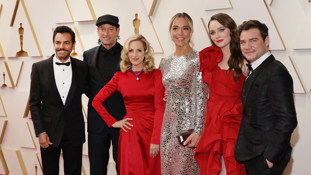 Eugenio Derbez, Troy Kotsur, Marlee Matlin, Sian Heder, Amy Forsyth y Daniel Durant posan en la alfombra roja de los Premios Oscar 2022