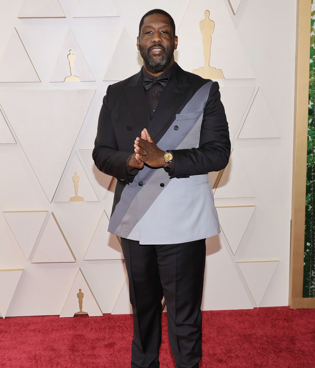 Adam Blackstone posa en la alfombra roja de los Premios Oscar 2022