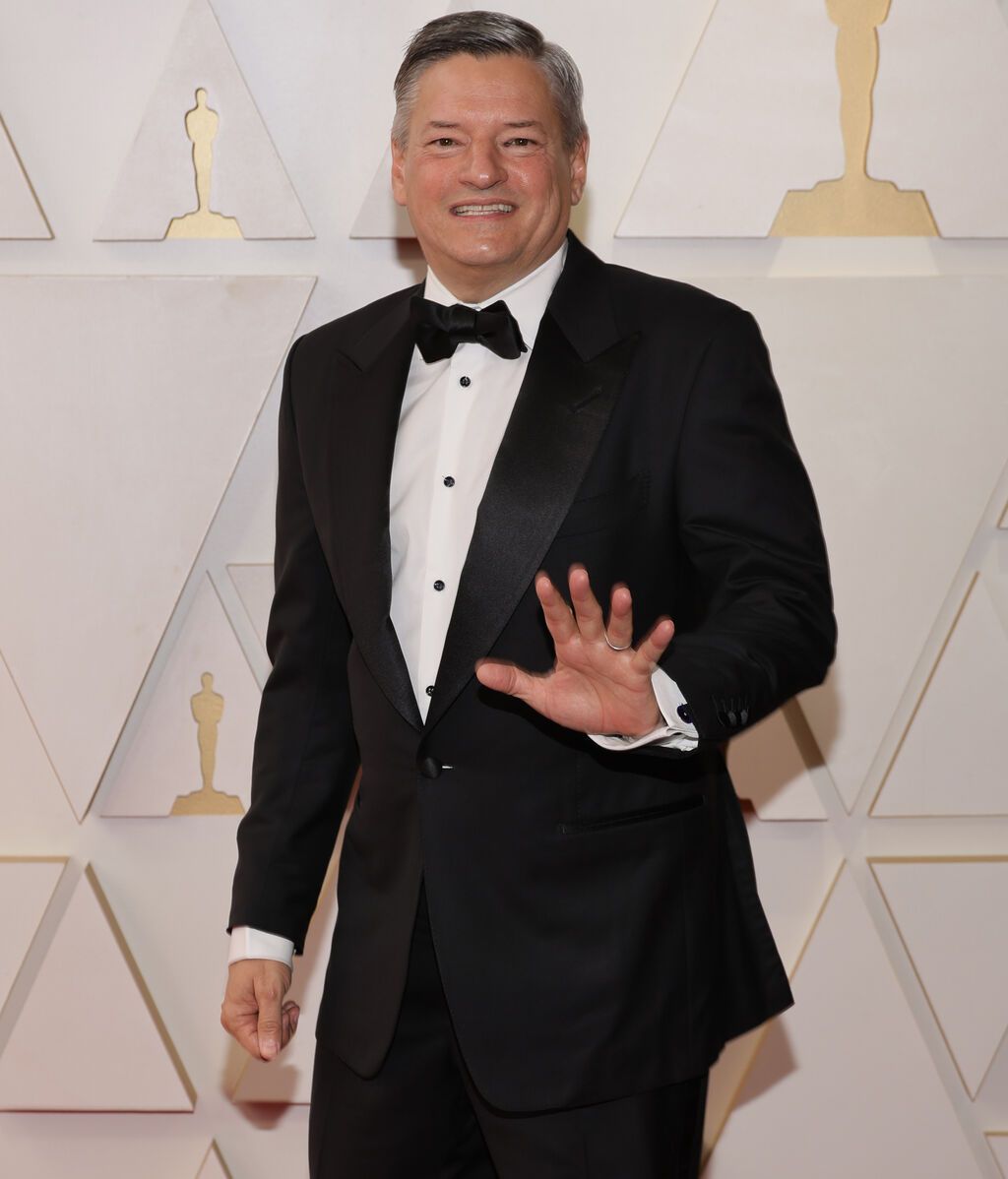 Ted Sarandos posa en la alfombra roja de los Premios Oscar 2022