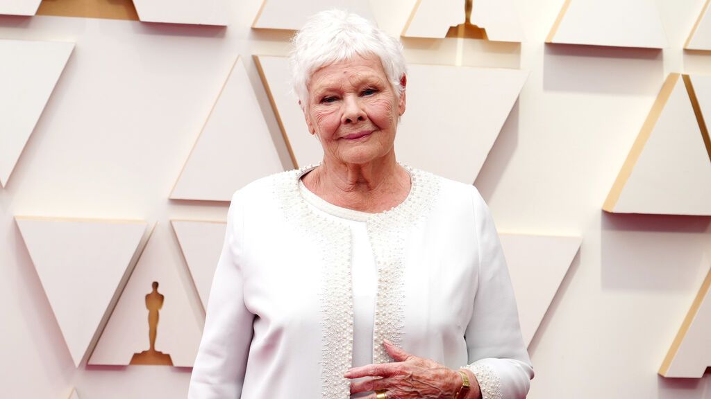 Judi Dench posa en la alfombra roja de los Premios Oscar 2022