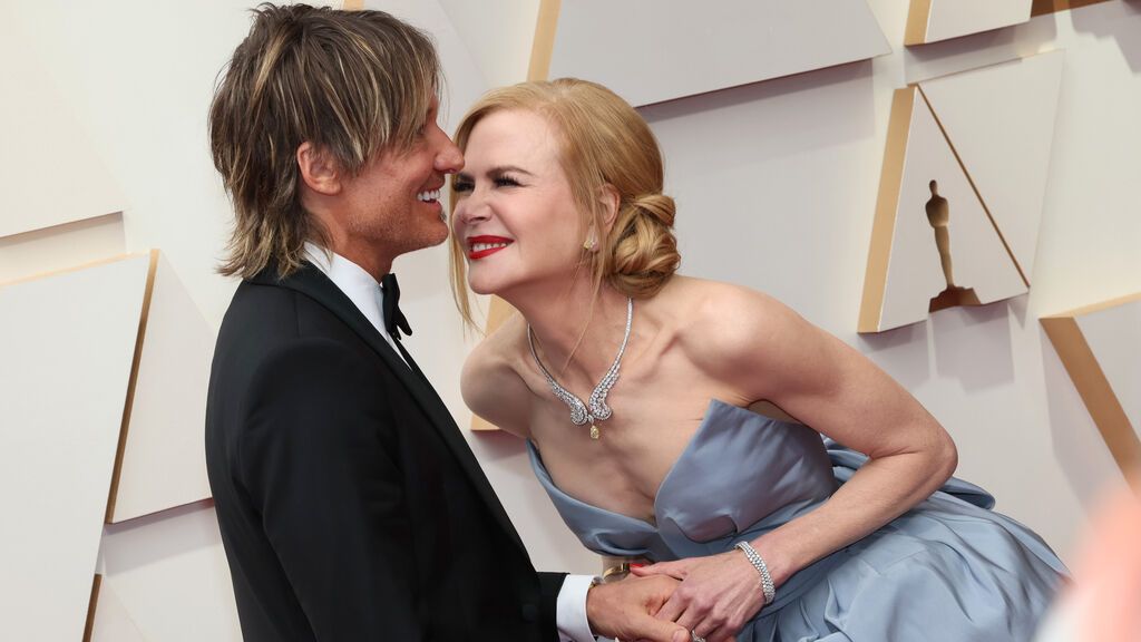 Keith Urban y Nicole Kidman posan en la alfombra roja de los Premios Oscar 2022