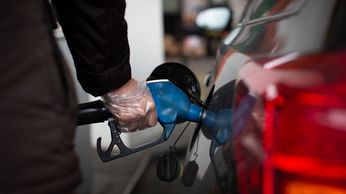 Hombre repostando gasolina Hombre repostando gasolina