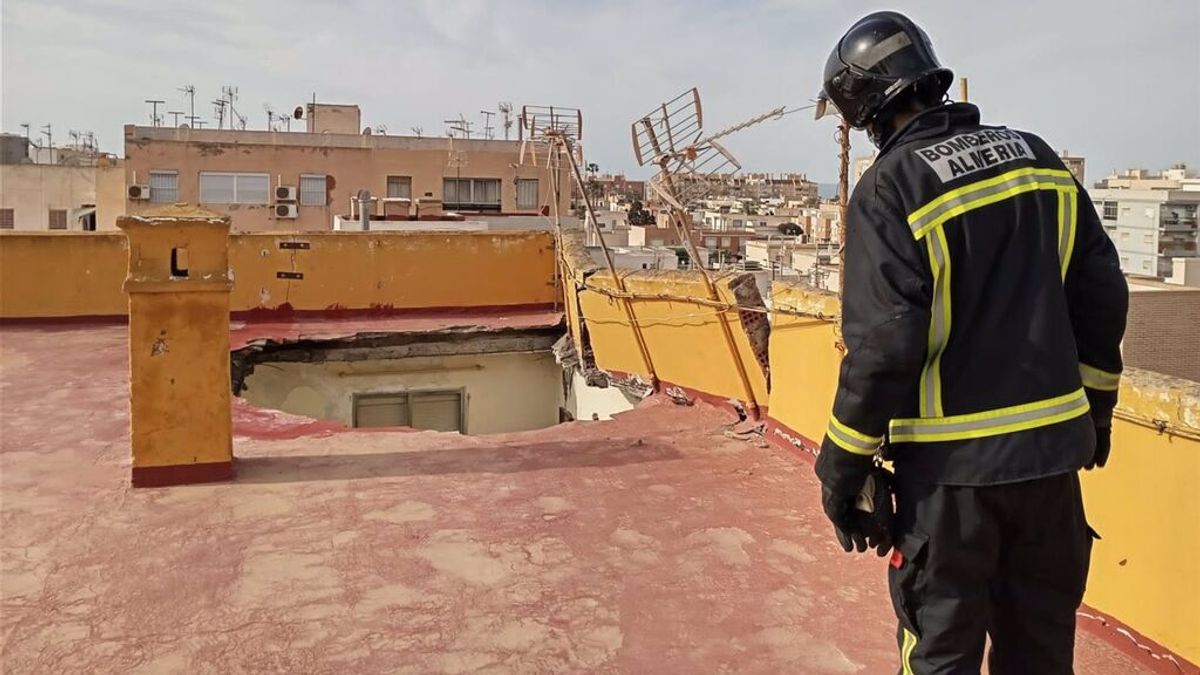 Desalojado un edificio de viviendas en Almería tras desplomarse parte de un techo