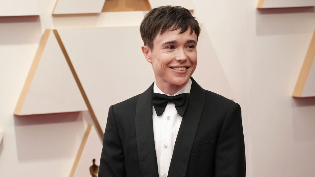 Elliot Page posa en la alfombra roja de los Premios Oscar 2022