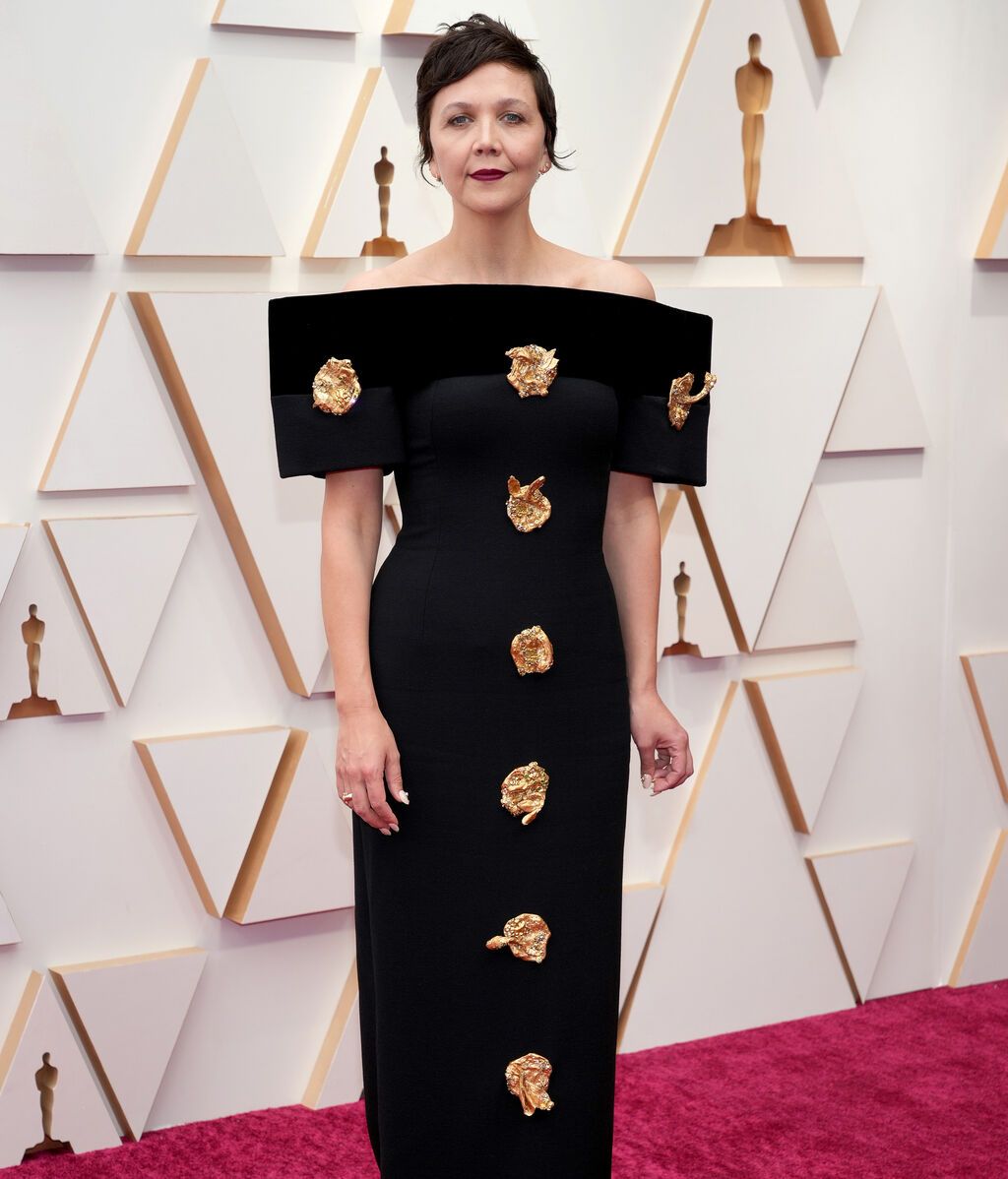 Maggie Gyllenhaal posa en la alfombra roja de los Premios Oscar 2022