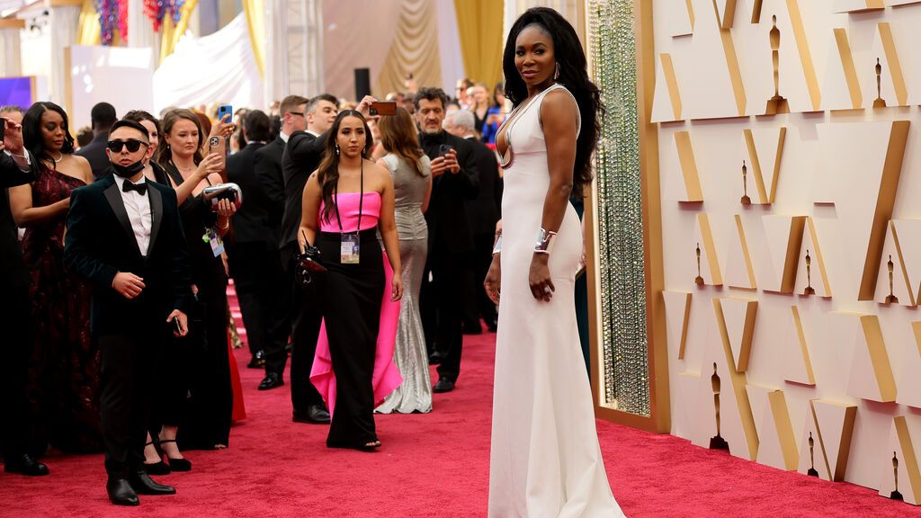 Venus Williams posa en la alfombra roja de los Premios Oscar 2022