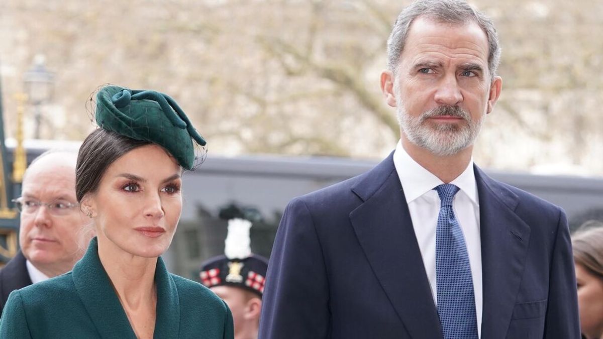 Abrigo y tocado verde botella: la reina Letizia se ‘middletoniza’ en el funeral del Duque de Edimburgo