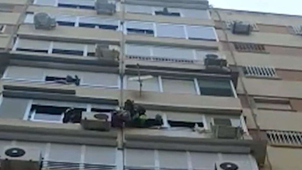 Rescate 'in extremis' de una anciana sentada en una cornisa de un sexto piso en Sevilla