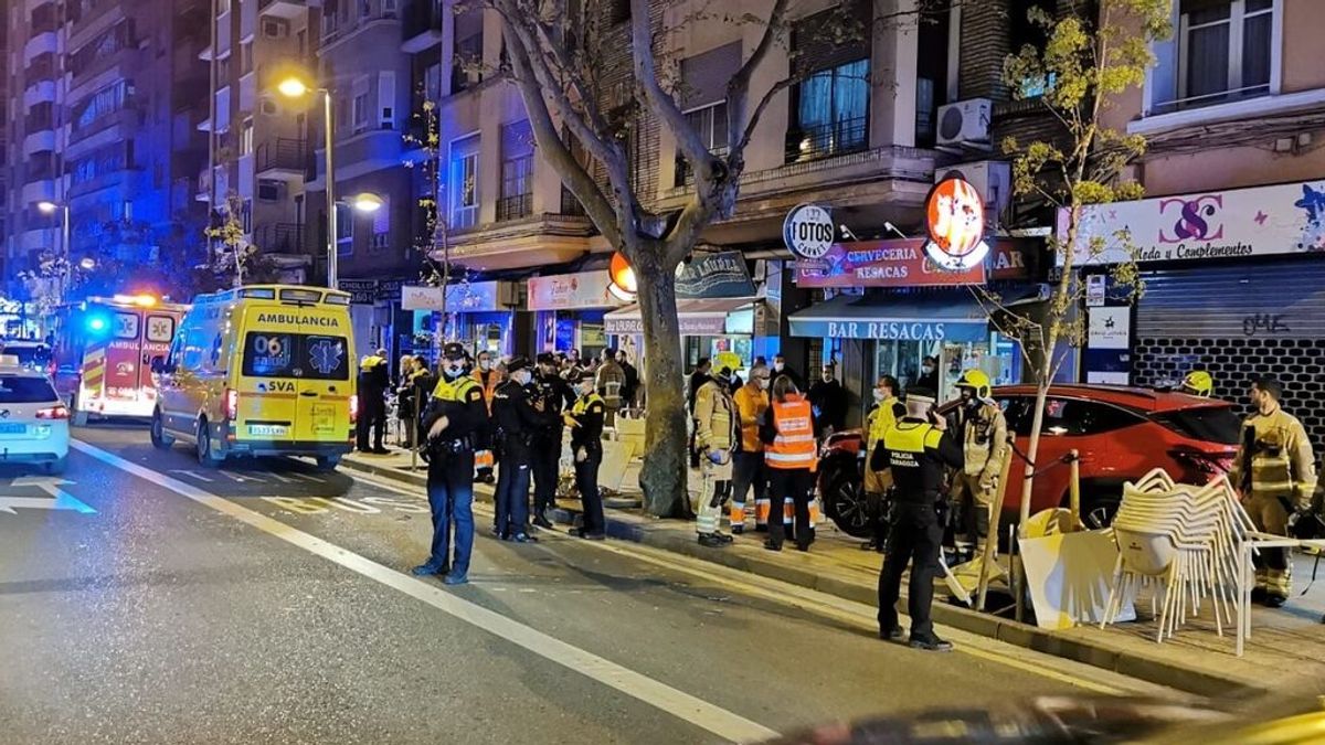 Un conductor bebido atropella a cuatro personas en un bar en Zaragoza