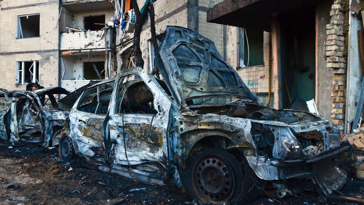 EuropaPress_4331926_20_march_2022_ukraine_kiev_general_view_of_burnt_out_cars_outside_damaged