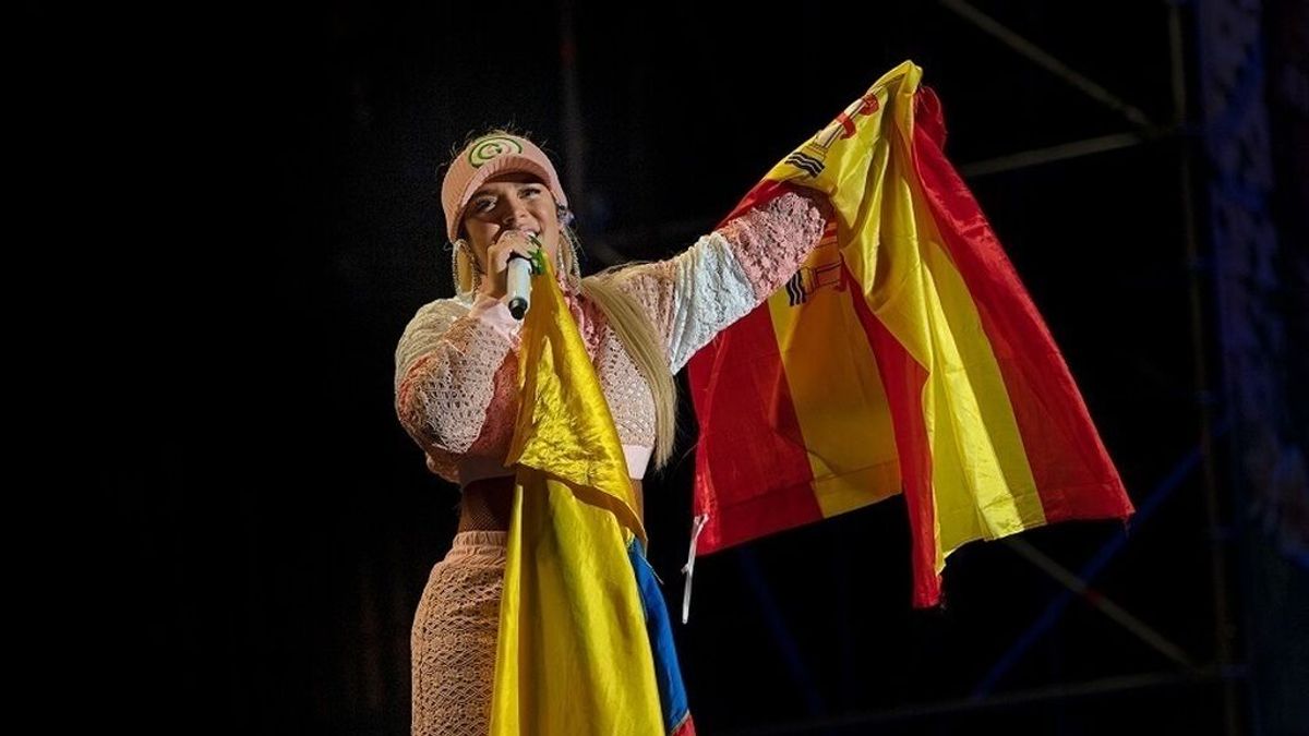 Karol G no esconde su emoción al cantar por primera vez en vivo ‘Mami’, su éxito con Becky G