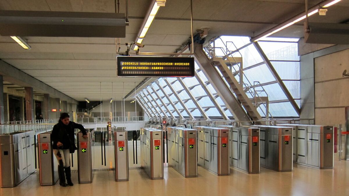 Metro Bilbao no recuperará el servicio habitual hasta la próxima semana por la caída de un muro Metro Bilbao no recuperará el servicio habitual hasta la próxima semana por la caída de un muro