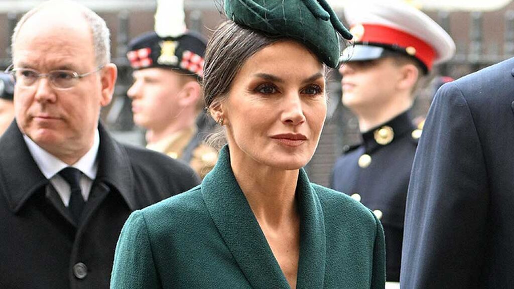 El verde de doña Letizia, invitados sin mascarilla y la reaparición de la Reina Isabel II del brazo de su hijo Andrés