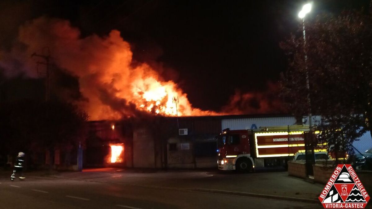 Un incendio provoca importantes destrozos materiales en tres pabellones industriales de Vitoria Un incendio provoca importantes destrozos materiales en tres pabellones industriales de Vitoria