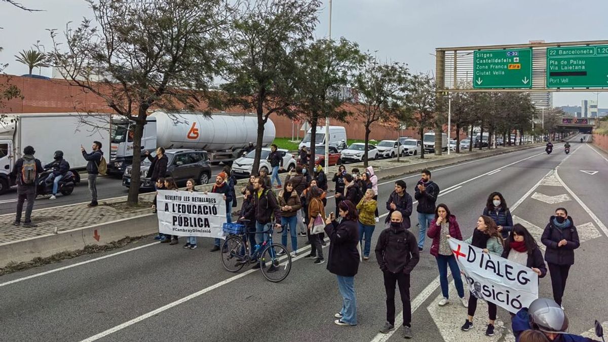 La nueva huelga de profesores corta las Rondas de Barcelona, la Gran Via y la Meridiana