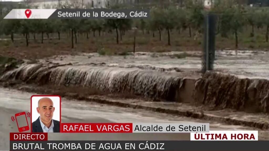 Una enorme tromba de agua inunda por completo las calles de Setenil de las Bodegas