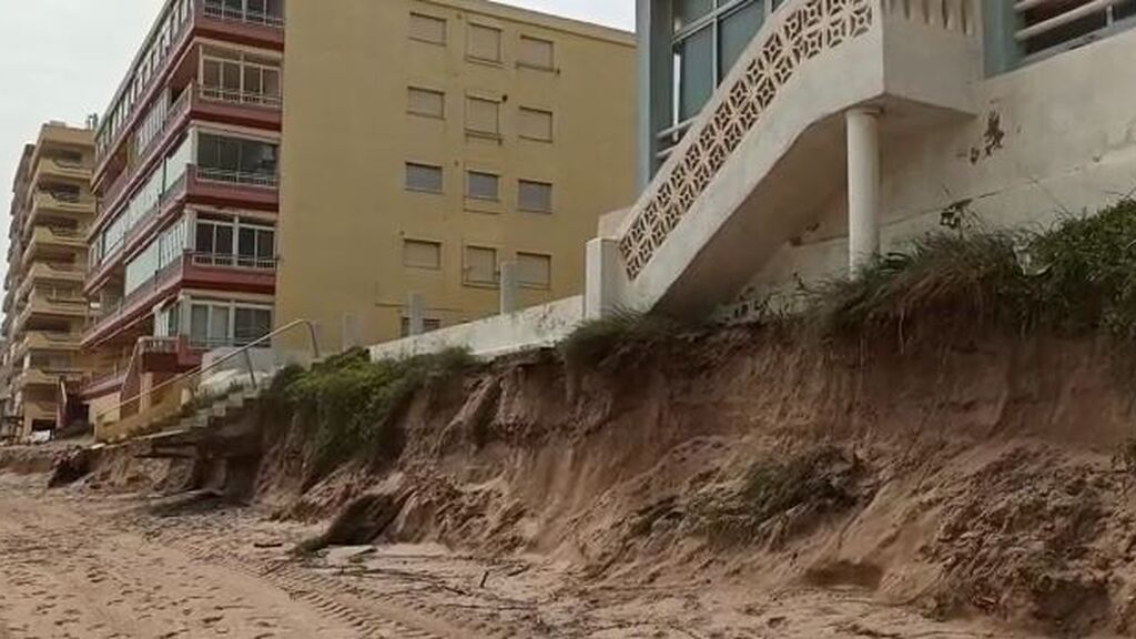 El temporal arrasa la playa de Tavernes de Valldigna y pone en riesgo los edificios de primera línea